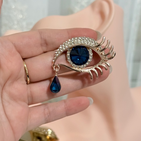 Elegant Blue and Gold Eye Brooch - Picture 4 of 5